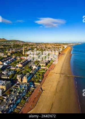 Luftaufnahme der Strandpromenade und des Portobello Beach in Edinburgh, Schottland, Großbritannien Stockfoto