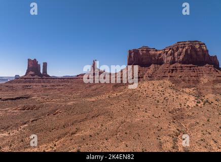 Castle Rock, King on the Throne und Saddleback Mesa im Monument Valley Stockfoto