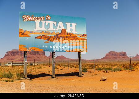 UTAH, VEREINIGTE STAATEN - 4. SEPTEMBER 2022: Utah-Schild auf der anderen Straßenseite zum Monument Valley, einer Region des Colorado Plateaus, die durch eine Ansammlung von Zeichen gekennzeichnet ist Stockfoto