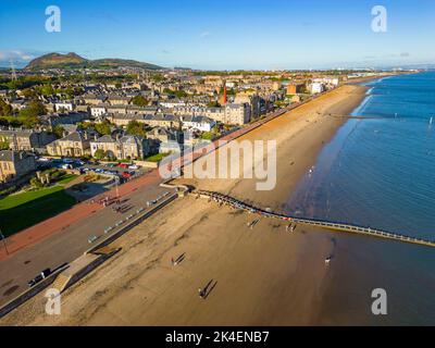 Luftaufnahme der Strandpromenade und des Portobello Beach in Edinburgh, Schottland, Großbritannien Stockfoto