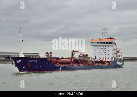 Chemical/Oil Products Tanker EVIAPETROL V fährt auf dem Weg nach Dagenham die Themse hinauf Stockfoto