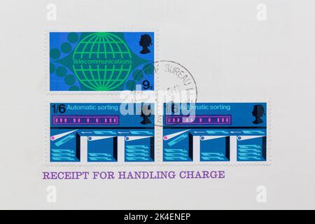 Serie von 3 britischen Briefmarken von 1969. Auf einer Karte, die zur Bereitstellung eines Belegs für die Bearbeitung von Gebühren verwendet wird, festgeklebt. Postmarked Philatelistische Behörde Edinburgh GPO. Stockfoto