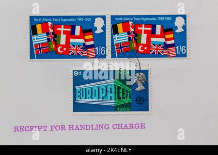 Set mit drei britischen Briefmarken von 1969. Auf einer Karte, die zur Bereitstellung eines Belegs für die Bearbeitung von Gebühren verwendet wird, festgeklebt. Postmarked Philatelistische Behörde Edinburgh GPO. Stockfoto