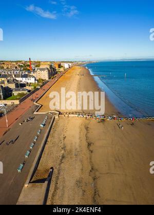 Luftaufnahme der Strandpromenade und des Portobello Beach in Edinburgh, Schottland, Großbritannien Stockfoto