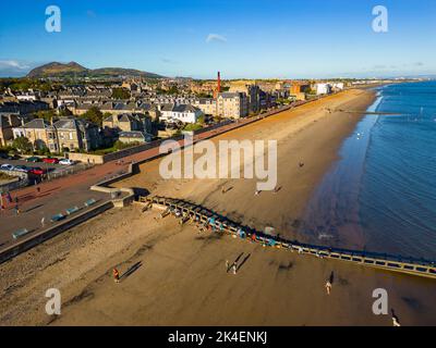 Luftaufnahme der Strandpromenade und des Portobello Beach in Edinburgh, Schottland, Großbritannien Stockfoto