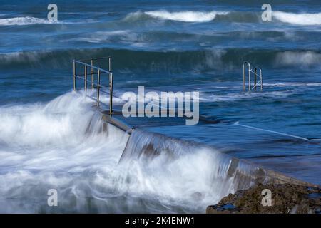 Bude, Großbritannien, 2.. Oktober 2022. Wellen krachen über dem At Bude Sea Pool, Cornwall. Quelle: Steven Paston/Alamy Live News Stockfoto