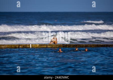 Bude, Großbritannien, 2.. Oktober 2022. Schwimmer vor Ort an der Meeresmauer am Bude Sea Pool, Cornwall. Quelle: Steven Paston/Alamy Live News Stockfoto