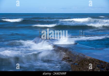 Bude, Großbritannien, 2.. Oktober 2022. Wellen krachen über dem At Bude Sea Pool, Cornwall. Quelle: Steven Paston/Alamy Live News Stockfoto