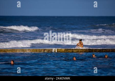 Bude, Großbritannien, 2.. Oktober 2022. Schwimmer vor Ort an der Meeresmauer am Bude Sea Pool, Cornwall. Quelle: Steven Paston/Alamy Live News Stockfoto