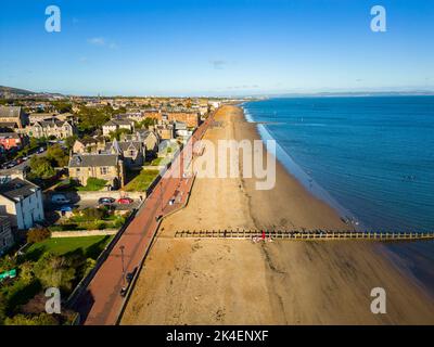 Luftaufnahme der Strandpromenade und des Portobello Beach in Edinburgh, Schottland, Großbritannien Stockfoto