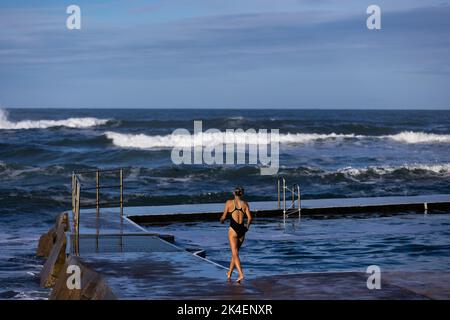 Bude, Großbritannien, 2.. Oktober 2022. Schwimmer vor Ort im Bude Sea Pool, Cornwall. Quelle: Steven Paston/Alamy Live News Stockfoto