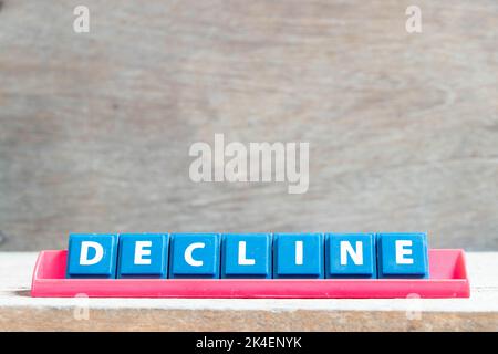 Fliesen Alphabet Buchstaben mit Wort Rückgang in roter Farbe Rack auf Holz Hintergrund Stockfoto