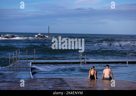 Bude, Großbritannien, 2.. Oktober 2022. Örtliche Schwimmer im Bude Sea Pool, Cornwall. Quelle: Steven Paston/Alamy Live News Stockfoto