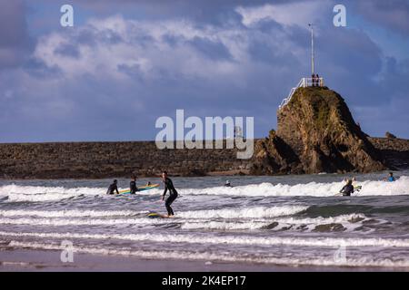 Bude, Großbritannien, 2.. Oktober 2022. Einheimische Surfer auf dem Wasser in Bude, Cornwall. Quelle: Steven Paston/Alamy Live News Stockfoto