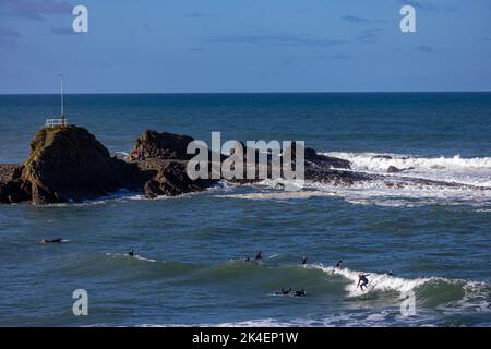 Bude, Großbritannien, 2.. Oktober 2022. Einheimische Surfer auf dem Wasser in Bude, Cornwall. Quelle: Steven Paston/Alamy Live News Stockfoto