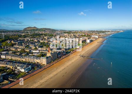 Luftaufnahme der Strandpromenade und des Portobello Beach in Edinburgh, Schottland, Großbritannien Stockfoto