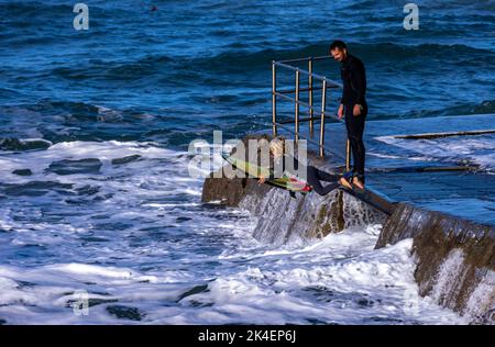 Bude, Großbritannien, 2.. Oktober 2022. In Bude, Cornwall, springen einheimische Surfer ins Wasser. Quelle: Steven Paston/Alamy Live News Stockfoto