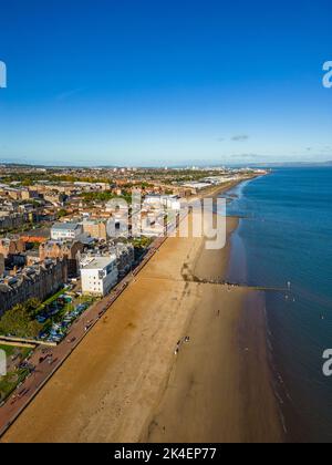 Luftaufnahme der Strandpromenade und des Portobello Beach in Edinburgh, Schottland, Großbritannien Stockfoto
