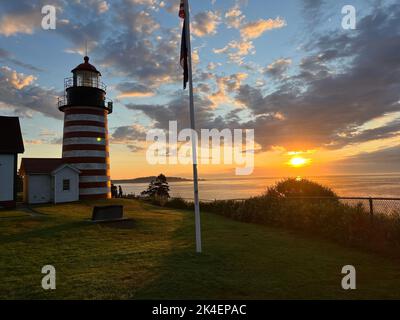 Eine wunderschöne Sonnenuntergangsansicht des West Quoddy Head Leuchtturms in Lubec, Maine, dem östlichsten Punkt der USA Stockfoto