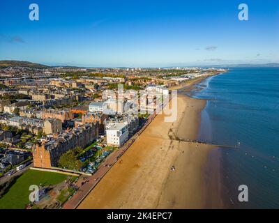 Luftaufnahme der Strandpromenade und des Portobello Beach in Edinburgh, Schottland, Großbritannien Stockfoto