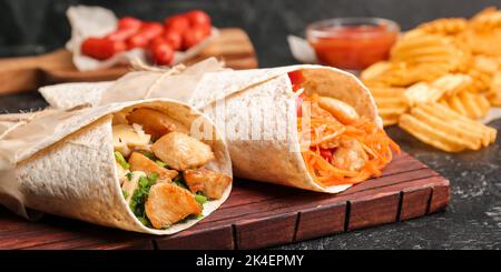 Leckere Döner Kebabs auf dunklem Tisch, Nahaufnahme Stockfoto