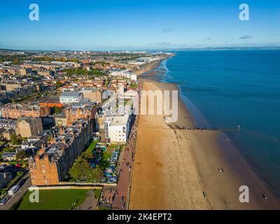 Luftaufnahme der Strandpromenade und des Portobello Beach in Edinburgh, Schottland, Großbritannien Stockfoto
