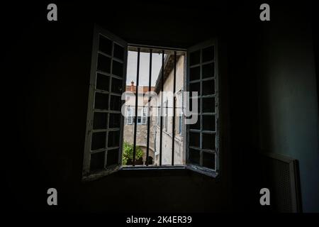 Vincent van Goghs Blick von seinem Badezimmerfenster auf das Krankenhaus von St. Paul de Mausole, San Remy, Provence, Frankreich. Stockfoto