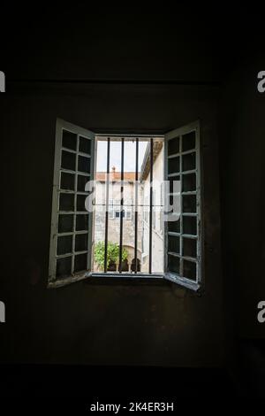 Vincent van Goghs Blick von seinem Badezimmerfenster auf das Krankenhaus von St. Paul de Mausole, San Remy, Provence, Frankreich. Stockfoto