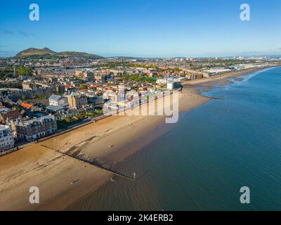 Luftaufnahme der Strandpromenade und des Portobello Beach in Edinburgh, Schottland, Großbritannien Stockfoto