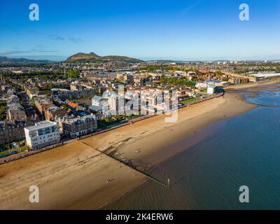 Luftaufnahme der Strandpromenade und des Portobello Beach in Edinburgh, Schottland, Großbritannien Stockfoto
