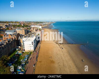 Luftaufnahme der Strandpromenade und des Portobello Beach in Edinburgh, Schottland, Großbritannien Stockfoto