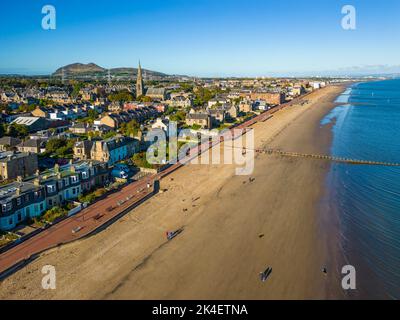 Luftaufnahme der Strandpromenade und des Portobello Beach in Edinburgh, Schottland, Großbritannien Stockfoto