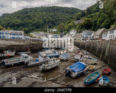LYNMOUTH, DEVON, SEPTEMBER 11 2022: Boote im Hafen von Lynmouth bei Ebbe. Stockfoto