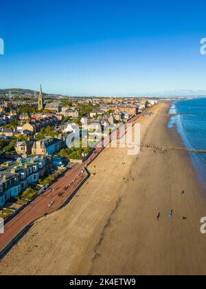 Luftaufnahme der Strandpromenade und des Portobello Beach in Edinburgh, Schottland, Großbritannien Stockfoto