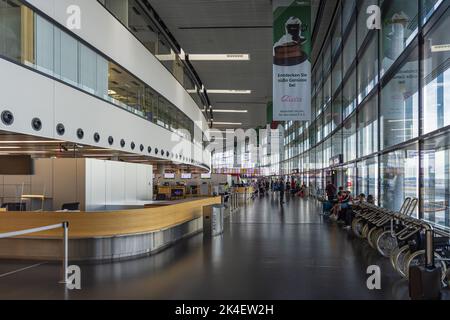 Wien, Österreich - SEPTEMBER 2022: Gebäude am Flughafen Wien Schwechat Terminal 3. Der Flughafen Wien ist der größte Flughafen in Österreich und ein wichtiges Drehkreuz Stockfoto