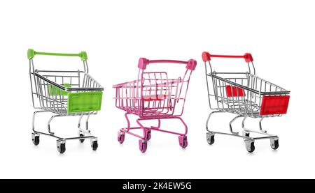 Verschiedene leere Einkaufswagen auf weißem Hintergrund Stockfoto