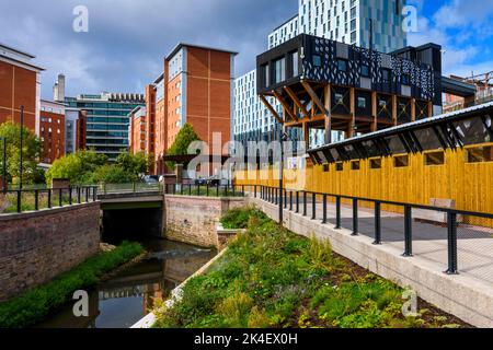 Mayfield Park, rund um den Fluss Medlock, Manchester, England, Großbritannien. Wenige Tage nach der Eröffnung im September 2022. Stockfoto