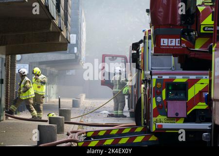 London, Großbritannien, 2. Oktober 2022: In einer Maisonette auf der Ramillies Close in der Nähe des Brixton Gefängnisses brach am Sonntag zur Mittagszeit ein Feuer aus, das schwarze Rauchwolken über das Gebiet sendete. Sechs Feuerwehrfahrzeuge und mehrere Polizeifahrzeuge nahmen Teil, aber das Feuer wurde schnell unter Kontrolle gebracht. Es gab Bedenken von einigen Bewohnern, dass das Feuer Asbestpartikel freisetzen würde, da Asbestfliesen in der Dachdeckung des Wohngrundstücks verwendet werden. Anna Watson/Alamy Live News Stockfoto