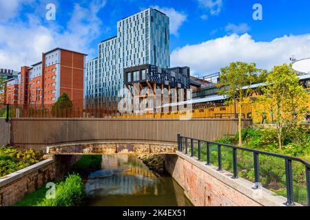 Mayfield Park, rund um den Fluss Medlock, Manchester, England, Großbritannien. Wenige Tage nach der Eröffnung im September 2022. Stockfoto