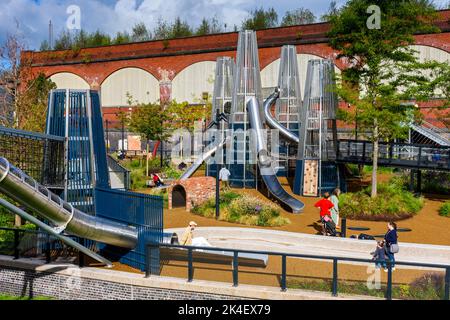 Kinderspielplatz im Mayfield Park, der rund um den Fluss Medlock liegt, Manchester, England, Großbritannien. Wenige Tage nach der Eröffnung im September 2022. Stockfoto