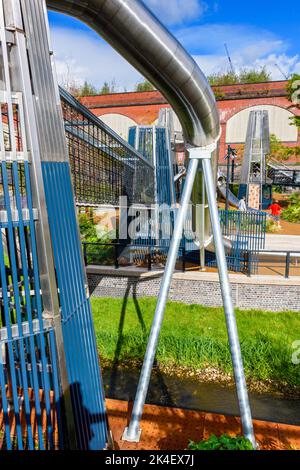 Kinderspielplatz im Mayfield Park, der rund um den Fluss Medlock liegt, Manchester, England, Großbritannien. Wenige Tage nach der Eröffnung im September 2022. Stockfoto