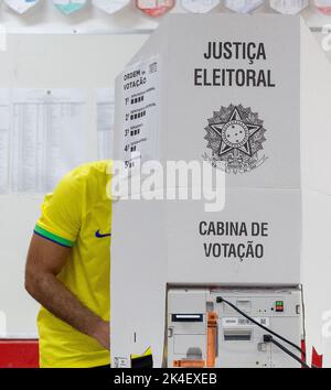 Brasilia, Brasilien. 02. Oktober 2022. Ein Wähler stimmt bei den Präsidentschaftswahlen in einem Wahllokal in der Hauptstadt ab. Neben dem künftigen Präsidenten werden auch Abgeordnete, Senatoren und Gouverneure gewählt. Quelle: Myke Sena/dpa/Alamy Live News Stockfoto