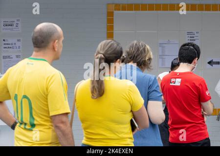 Brasilia, Brasilien. 02. Oktober 2022. Während der Präsidentschaftswahlen stehen die Wähler vor einem Wahllokal in der Hauptstadt. Neben dem künftigen Präsidenten werden auch Abgeordnete, Senatoren und Gouverneure neu gewählt. Quelle: Myke Sena/dpa/Alamy Live News Stockfoto