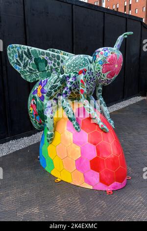 The Urban Jungle Bee, von Nicola Fernandes, einst eine Ausstellung im Skulpturenpfad „Bee in the City“, jetzt im Mayfield Park, Manchester, England, Großbritannien Stockfoto