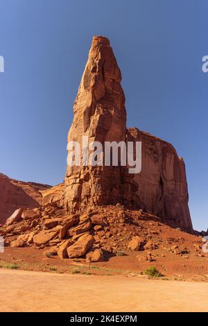 Turmspitzen und Buten entlang der 17 Meilen langen Rundfahrt im Navajo Tribal Park im Monument Valley Stockfoto