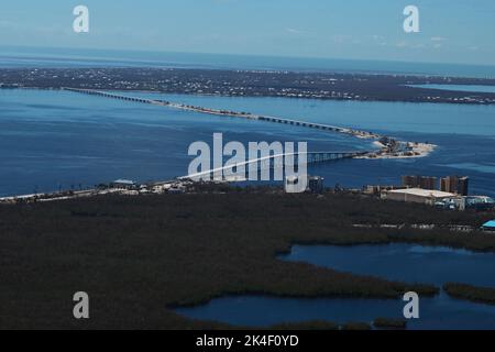 Fort Meyers, Usa. 01. Oktober 2022. Eine US Coast Guard (USCG) Air Station Clearwater MH-60 Jayhawk Aircrew führt am 1. Oktober 2022 eine Schadensbewertung des Sanibel Causeway in Fort Meyers, Florida, durch. Die Küstenwache führt Such- und Rettungsaktionen als Reaktion auf die Schäden durch den „Ian“-Vordurchgeführt. Foto von POC3 Riley Perkofski/USA Coast Guard/UPI Credit: UPI/Alamy Live News Stockfoto