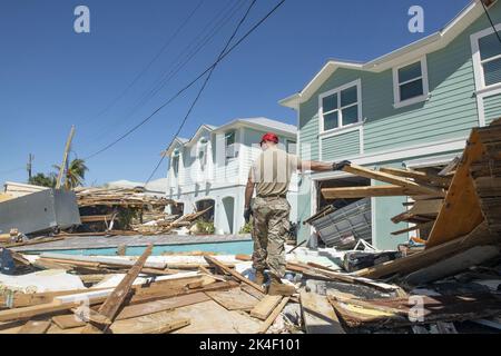 Fort Meyers, Usa. 30. September 2022. Mitglieder der 202d RED HORSE Squadron der US Air Force (202 RHS), einer Tiefbaueinheit der Florida Air National Guard aus Camp Blanding, Florida, werden am 30. September 2022 in Fort Myers Beach, Florida, bei der Beseitigung von Trümmern als Reaktion auf den Unheil des Sturzes Ian fotografiert. Foto von SRA Jesse Hanson/USA Air National Guard/UPI Credit: UPI/Alamy Live News Stockfoto