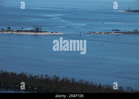 Fort Meyers, Usa. 01. Oktober 2022. Eine US Coast Guard (USCG) Air Station Clearwater MH-60 Jayhawk Aircrew führt am 1. Oktober 2022 eine Schadensbewertung des Sanibel Causeway in Fort Meyers, Florida, durch. Die Küstenwache führt Such- und Rettungsaktionen als Reaktion auf die Schäden durch den „Ian“-Vordurchgeführt. Foto von POC3 Riley Perkofski/USA Coast Guard/UPI Credit: UPI/Alamy Live News Stockfoto