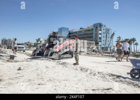 Fort Meyers, Usa. 30. September 2022. Mitglieder der 202d RED HORSE Squadron der US Air Force (202 RHS), einer Tiefbaueinheit der Florida Air National Guard aus Camp Blanding, Florida, werden am 30. September 2022 in Fort Myers Beach, Florida, bei der Beseitigung von Trümmern als Reaktion auf den Unheil des Sturzes Ian fotografiert. Foto von SRA Jesse Hanson/USA Air National Guard/UPI Credit: UPI/Alamy Live News Stockfoto