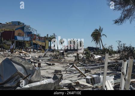 Fort Meyers, Usa. 30. September 2022. Mitglieder der 202d RED HORSE Squadron der US Air Force (202 RHS), einer Tiefbaueinheit der Florida Air National Guard aus Camp Blanding, Florida, werden am 30. September 2022 in Fort Myers Beach, Florida, bei der Beseitigung von Trümmern als Reaktion auf den Unheil des Sturzes Ian fotografiert. Foto von SRA Jesse Hanson/USA Air National Guard/UPI Credit: UPI/Alamy Live News Stockfoto